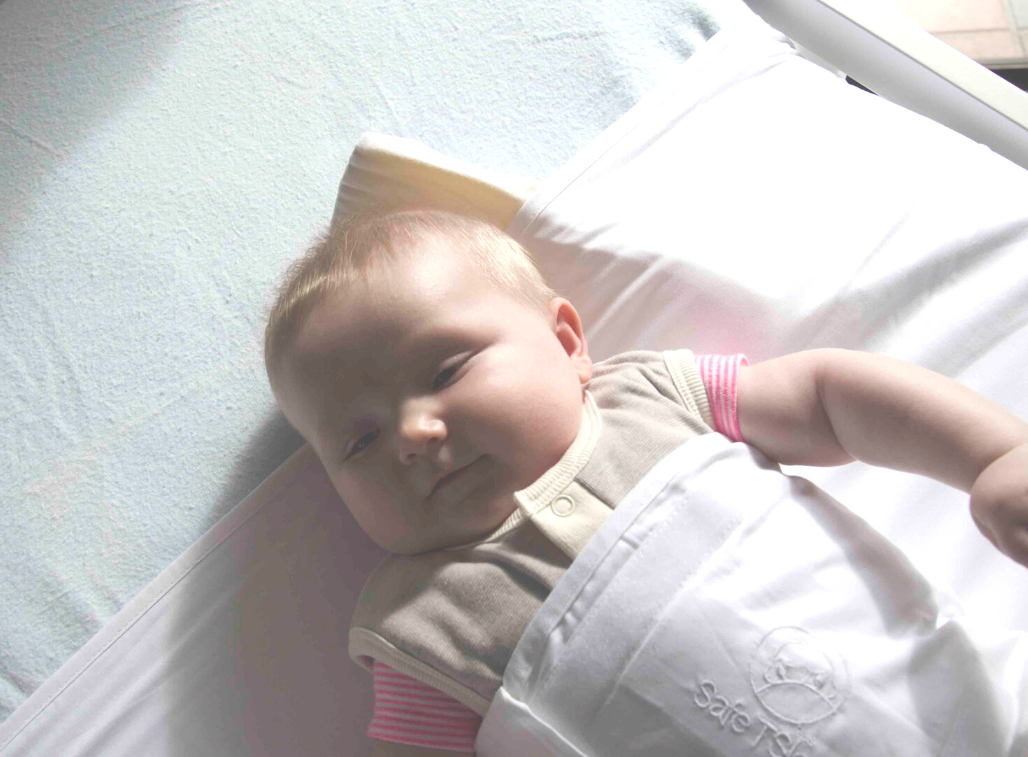 For babies under 6 months, the combination of a Safe T Sleep Sleepwrap and a little HEADwedge helps to prevent your baby developing a flat or deformed head.